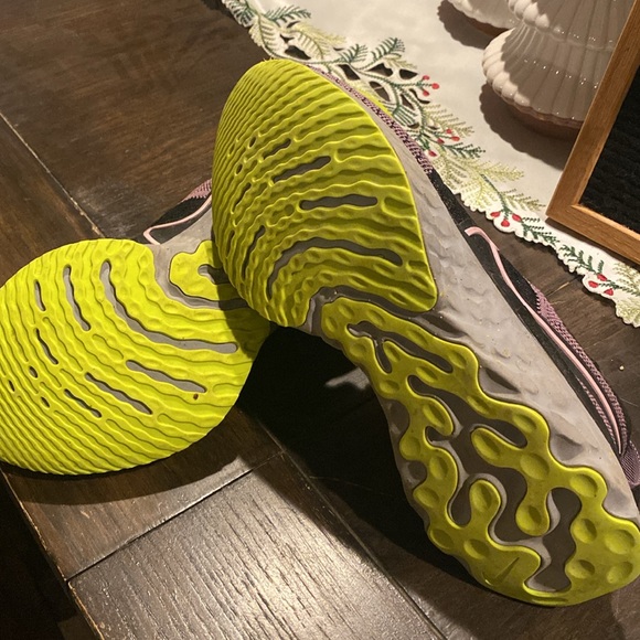 Nike Flyknit Running Shoes - Picture 3 of 4